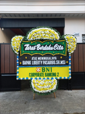 Papan Bunga Duka di Tenda