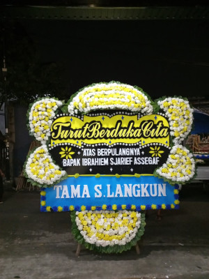 Papan Bunga Duka di Tenda