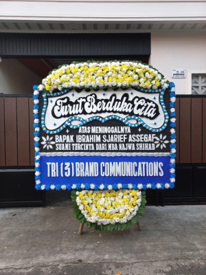 Papan Bunga Duka di Tenda